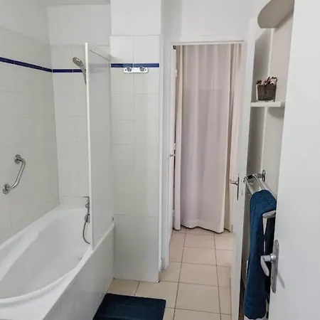 Apartment T3 Climatise Dans Avec Piscine, Proximite Et Parking *