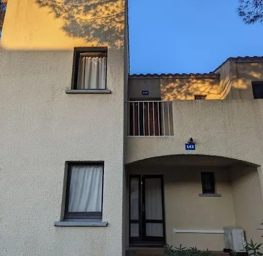 T3 Clim Piscine Chauffee Proche De La Parking Dans Village Appartement